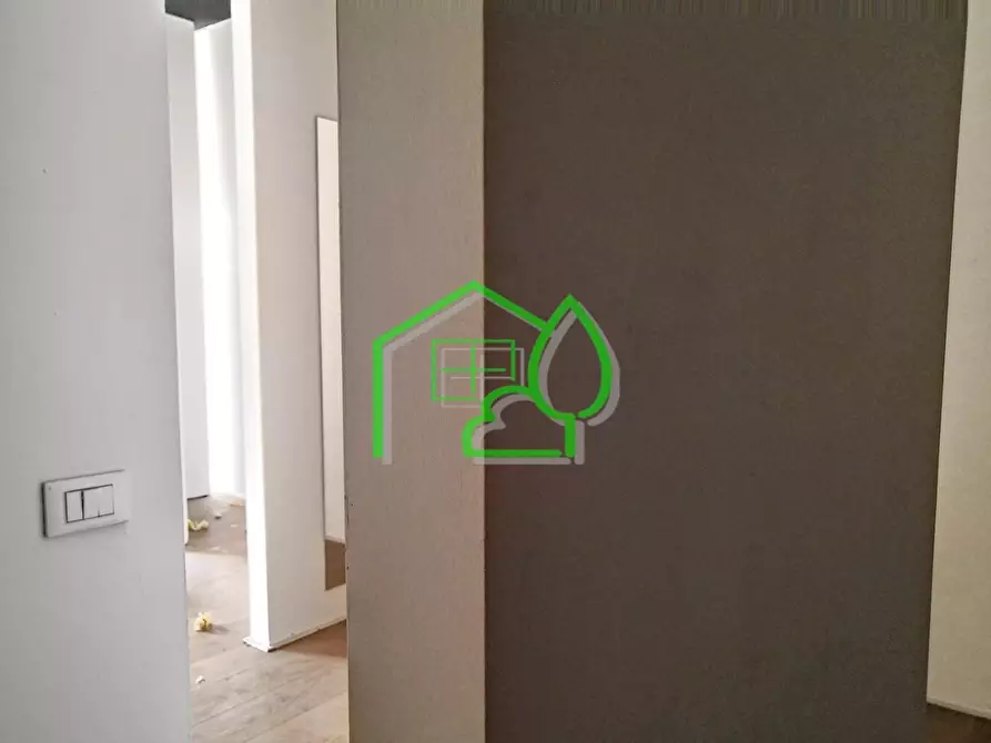 Immagine 9 di Negozio in vendita  a Viareggio