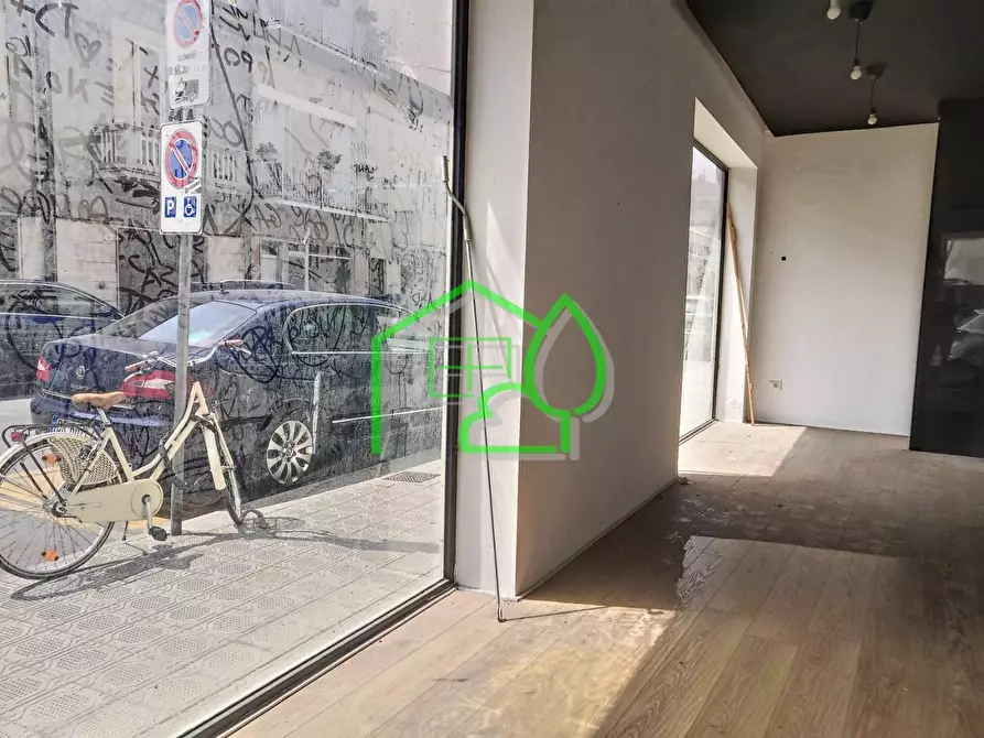 Immagine 5 di Negozio in vendita  a Viareggio