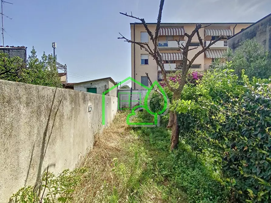 Immagine 4 di Villa in vendita  a Viareggio