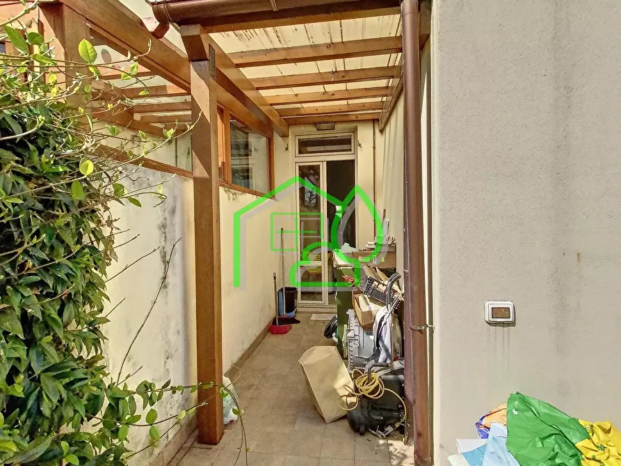 Immagine 2 di Villa in vendita  a Viareggio