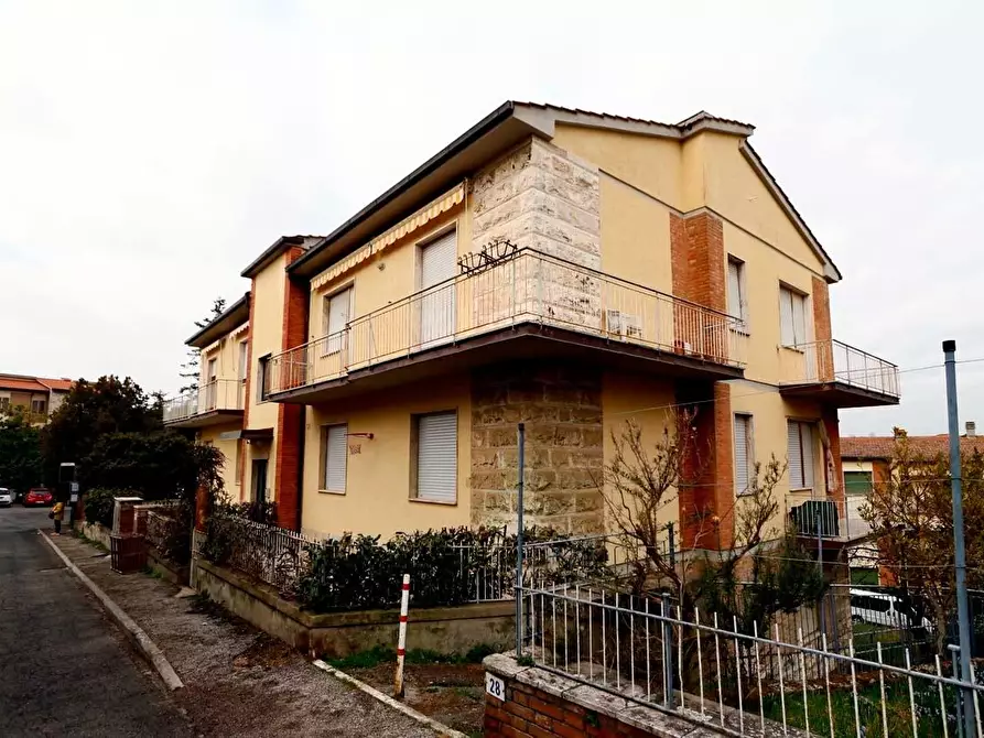 Immagine 15 di Appartamento in vendita  a Siena