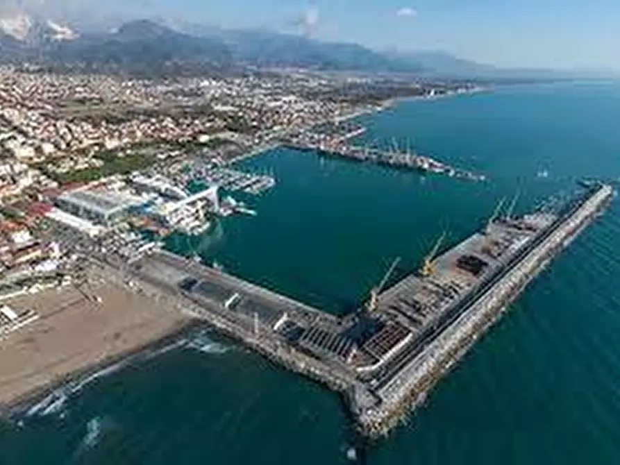 Immagine 9 di Bar / Ristorante in vendita  a Carrara