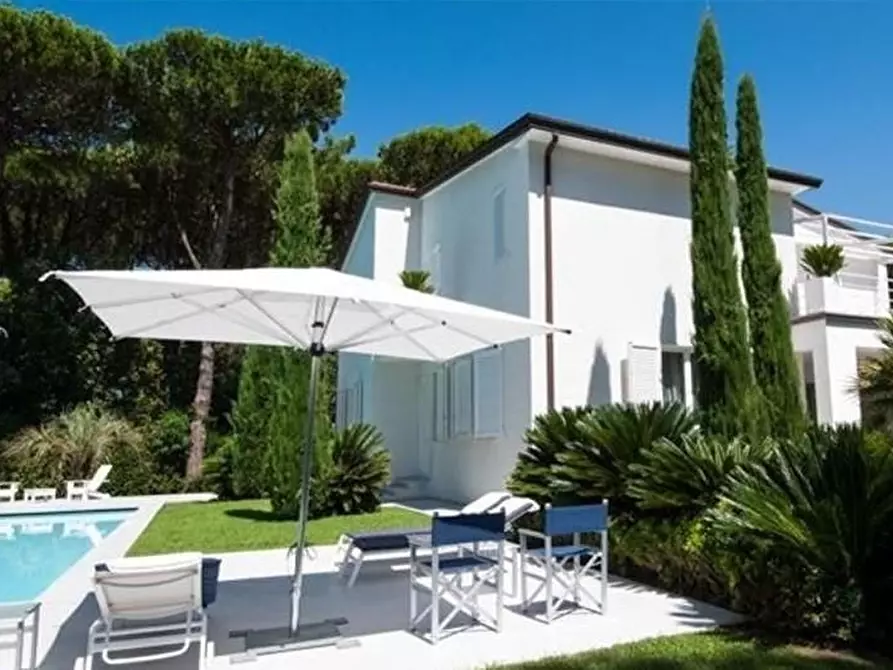 Immagine 2 di Villa in vendita  a Forte Dei Marmi