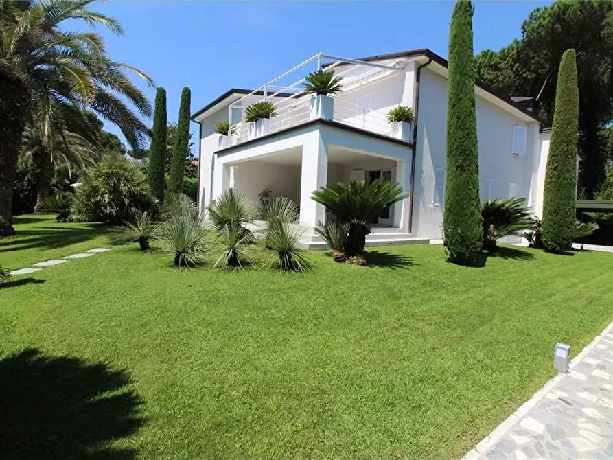 Immagine 4 di Villa in vendita  a Forte Dei Marmi