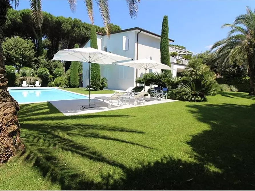 Immagine 1 di Villa in vendita  a Forte Dei Marmi