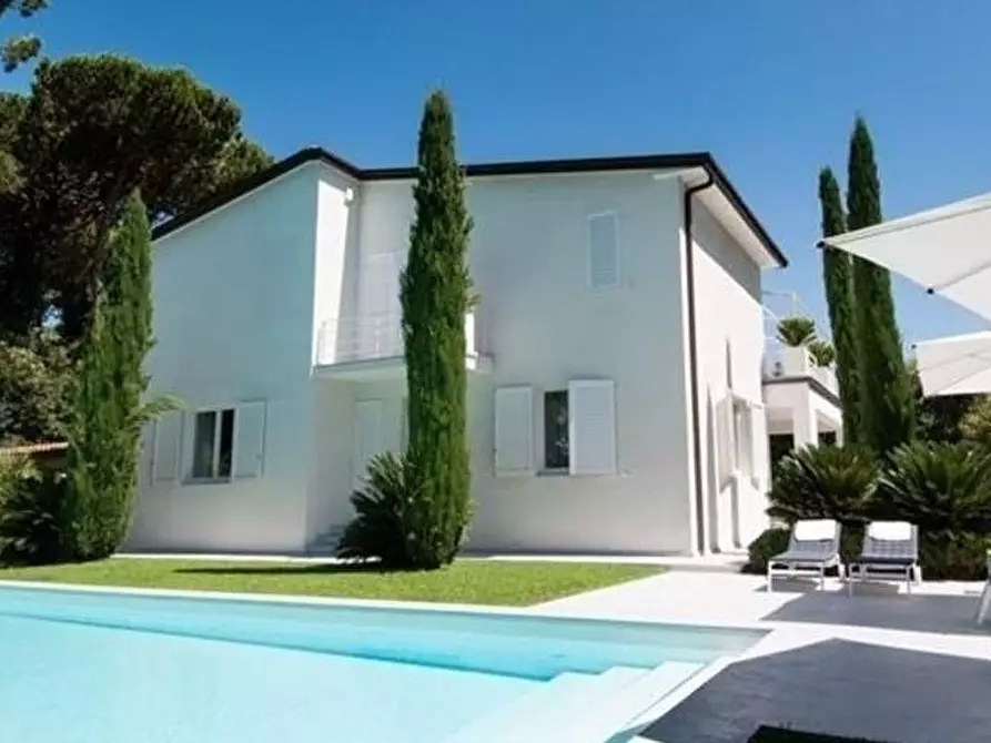 Immagine 3 di Villa in vendita  a Forte Dei Marmi