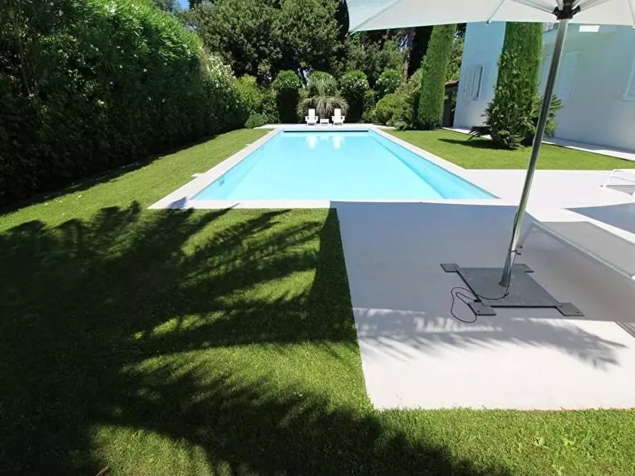 Immagine 6 di Villa in vendita  a Forte Dei Marmi