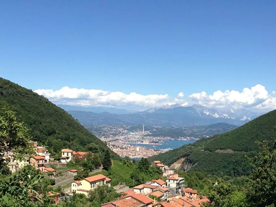 Immagine 1 di Casa indipendente in vendita  a La Spezia