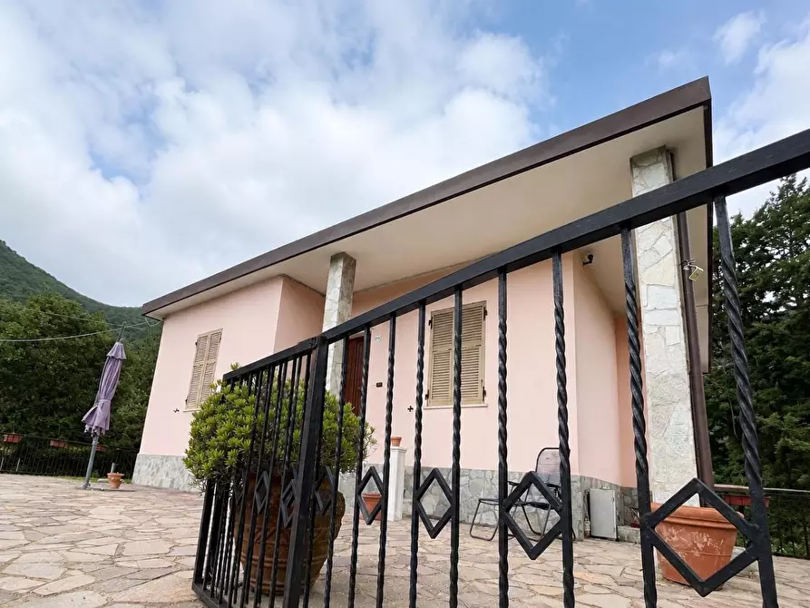 Immagine 2 di Casa indipendente in vendita  a La Spezia