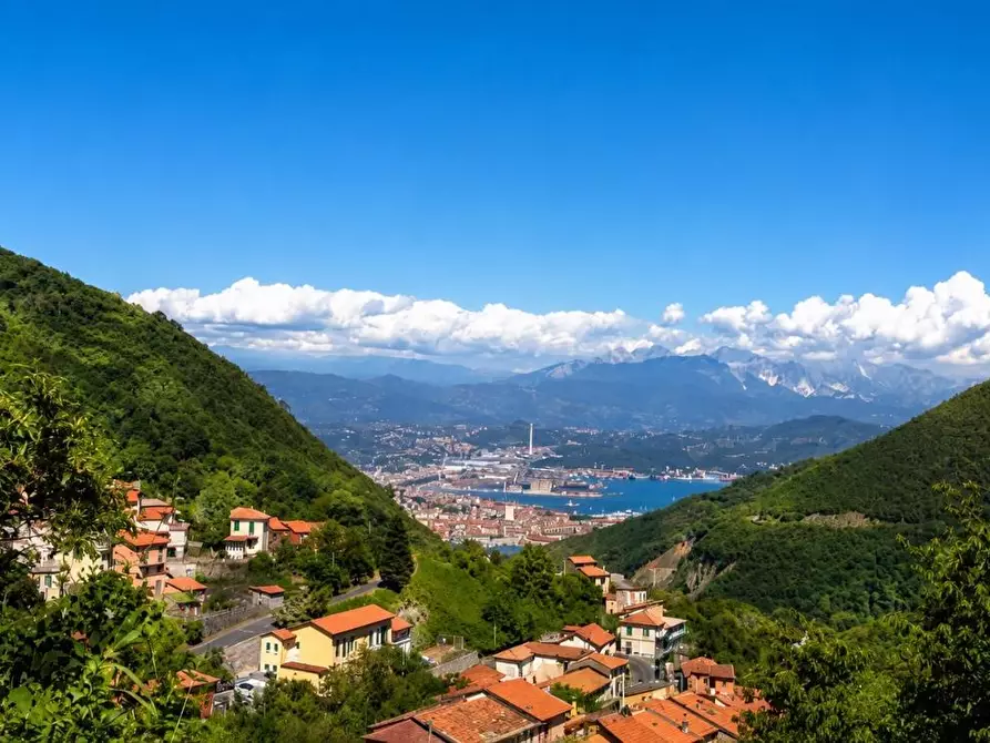 Immagine 1 di Casa indipendente in vendita  a La Spezia