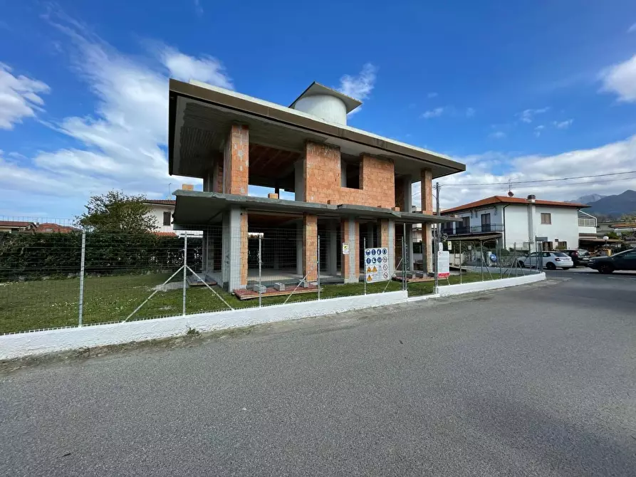 Immagine 17 di Casa indipendente in vendita  a Montignoso