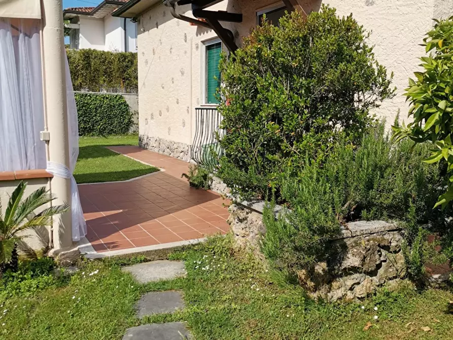 Immagine 1 di Villa in affitto  a Forte Dei Marmi