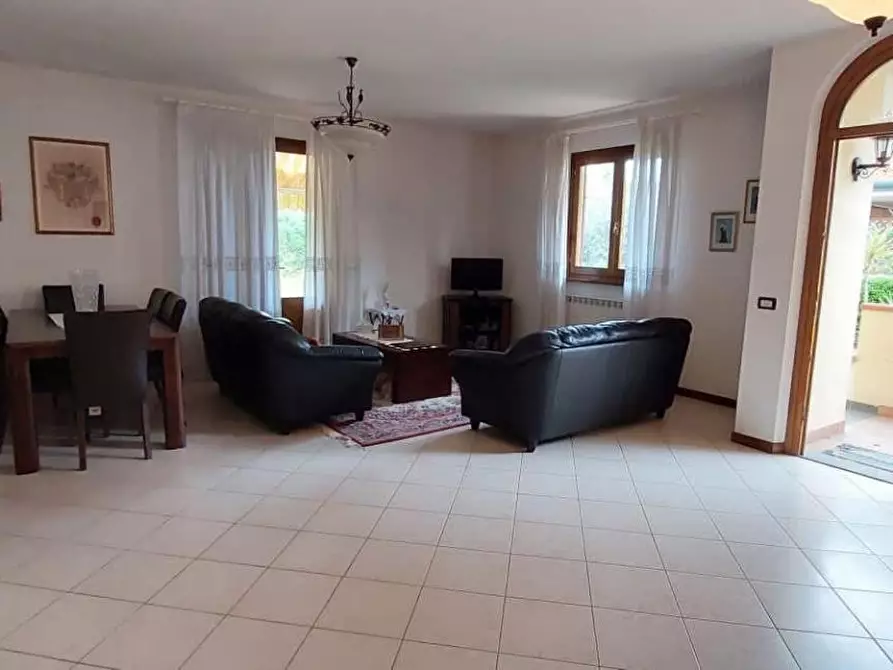 Immagine 2 di Casa quadrifamiliare in vendita  a Viareggio