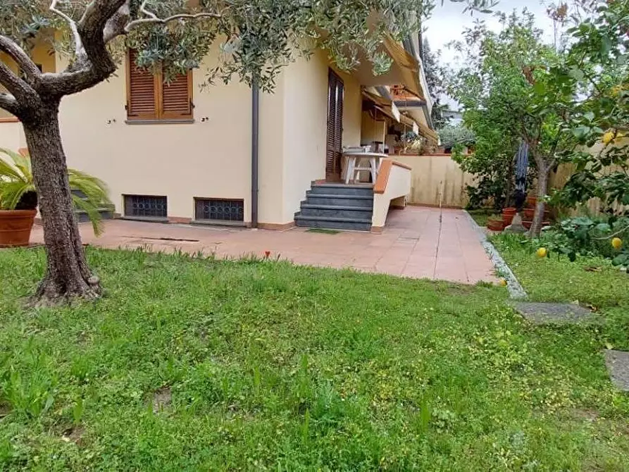 Immagine 12 di Casa quadrifamiliare in vendita  a Viareggio