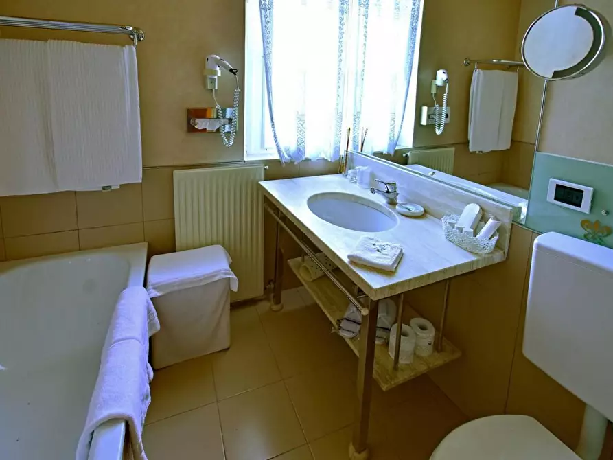 Immagine 9 di Albergo/B&B/Residence in vendita  a Lucca