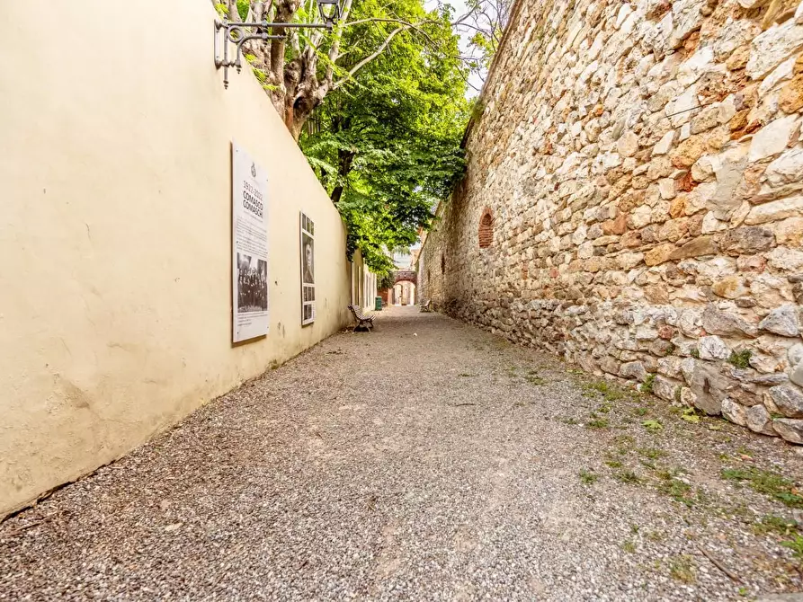 Immagine 2 di Attività commerciale in vendita  a Cascina