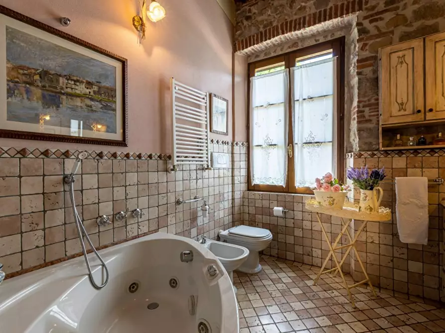 Immagine 13 di Rustico / casale in vendita  a Lucca