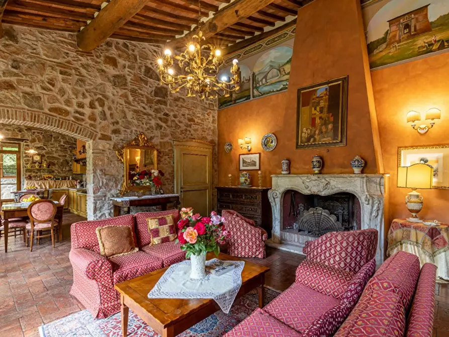 Immagine 4 di Rustico / casale in vendita  a Lucca