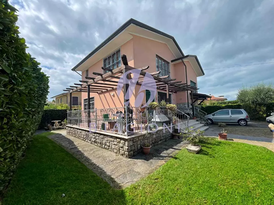 Immagine 1 di Villa in vendita  a Pietrasanta