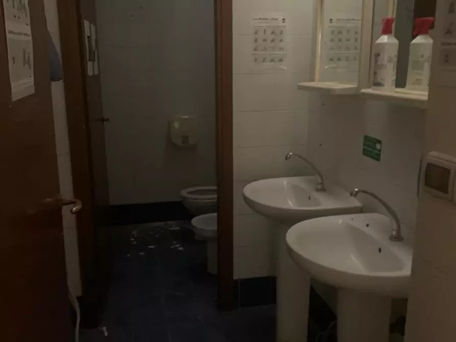 Immagine 8 di Locale commerciale in vendita  a Livorno