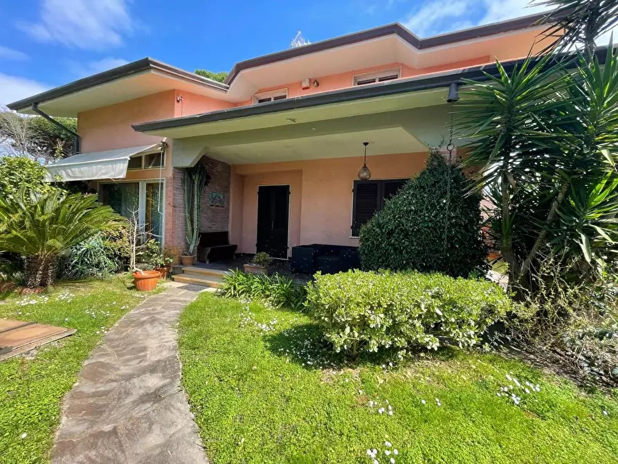 Immagine 1 di Villa in vendita  a Montignoso