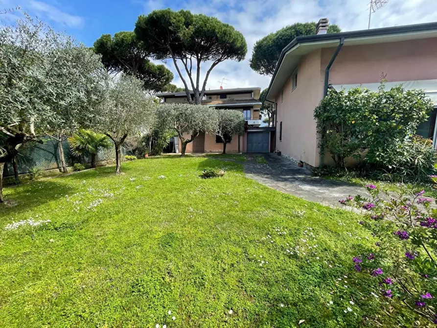 Immagine 6 di Villa in vendita  a Montignoso