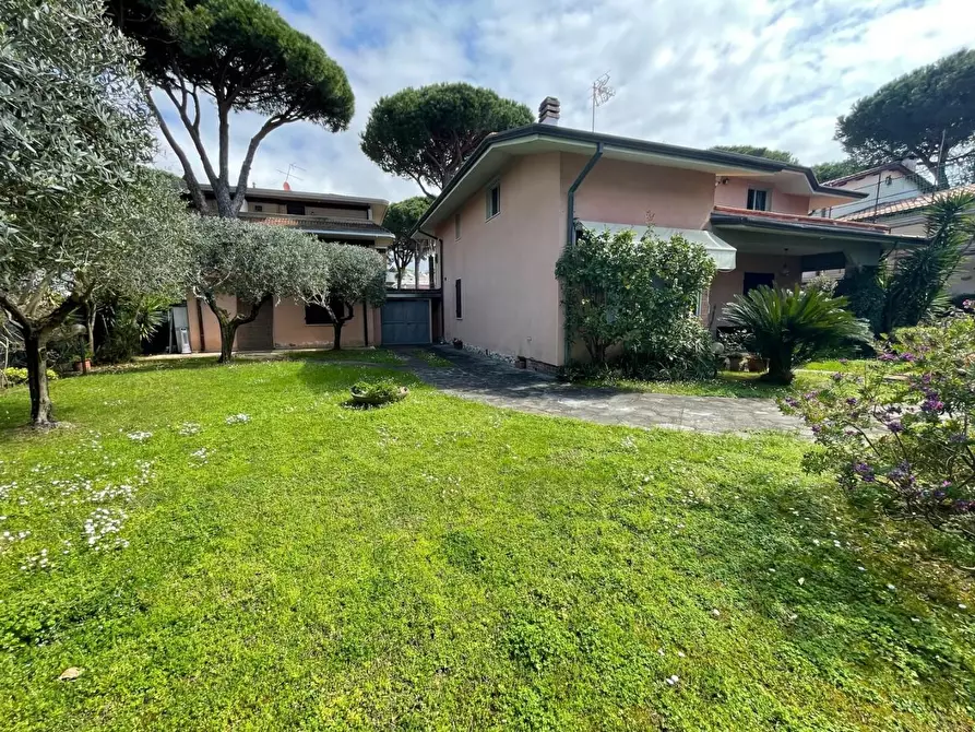 Immagine 7 di Villa in vendita  a Montignoso
