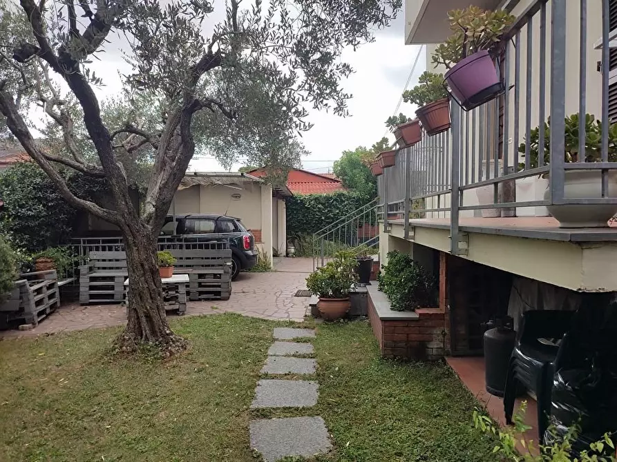 Immagine 1 di Casa semindipendente in vendita  a Carrara