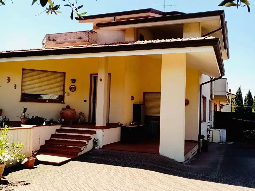Immagine 2 di Villa in vendita  a Massarosa