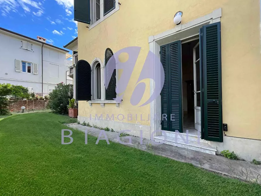 Immagine 4 di Villa in vendita  a Camaiore