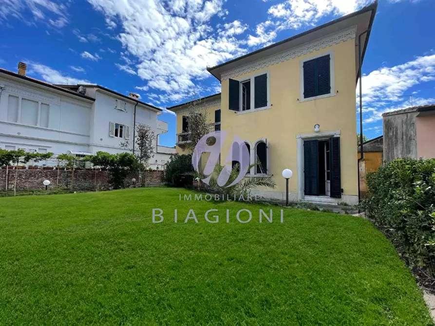 Immagine 5 di Villa in vendita  a Camaiore