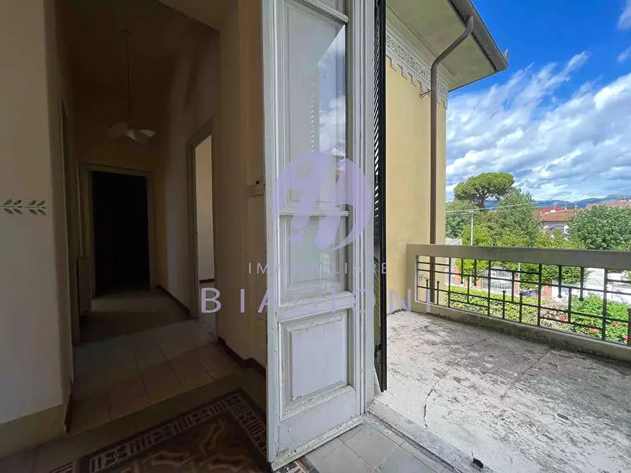 Immagine 9 di Villa in vendita  a Camaiore