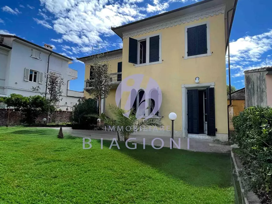 Immagine 3 di Villa in vendita  a Camaiore