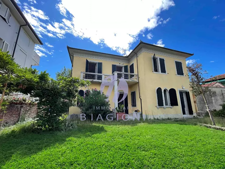 Immagine 2 di Villa in vendita  a Camaiore