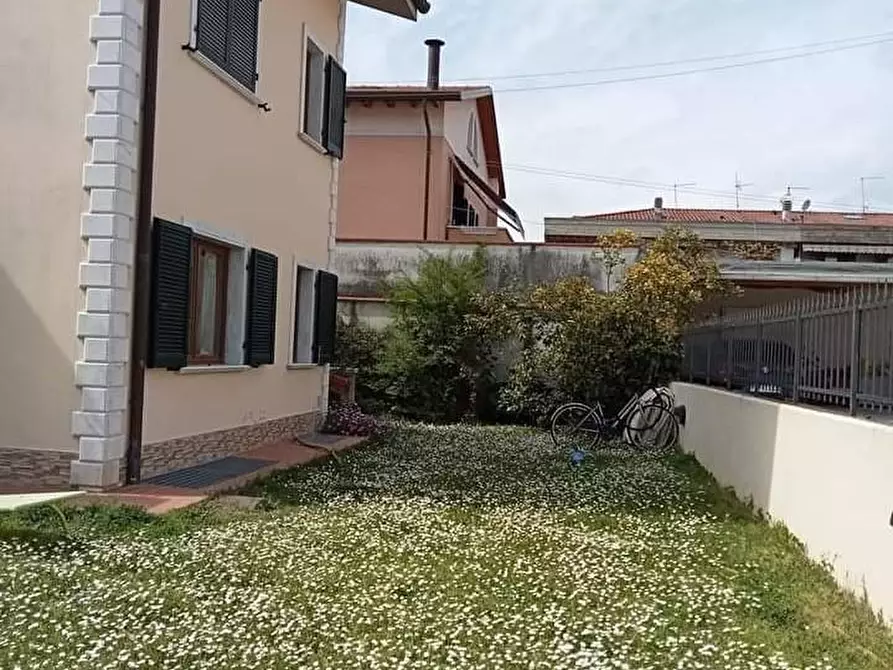 Immagine 1 di Casa trifamiliare in vendita  a Massa