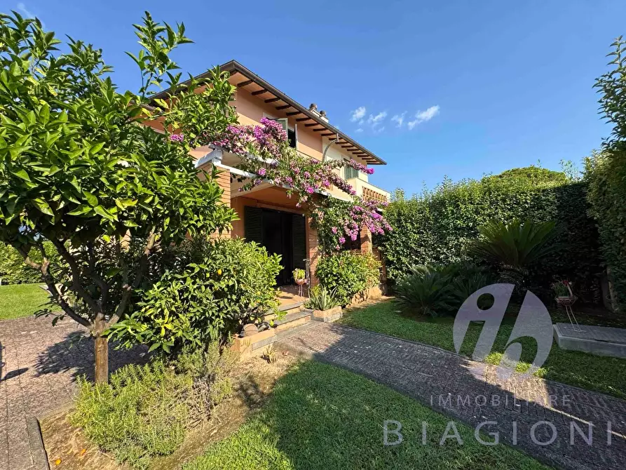 Immagine 2 di Casa bifamiliare in vendita  a Pietrasanta