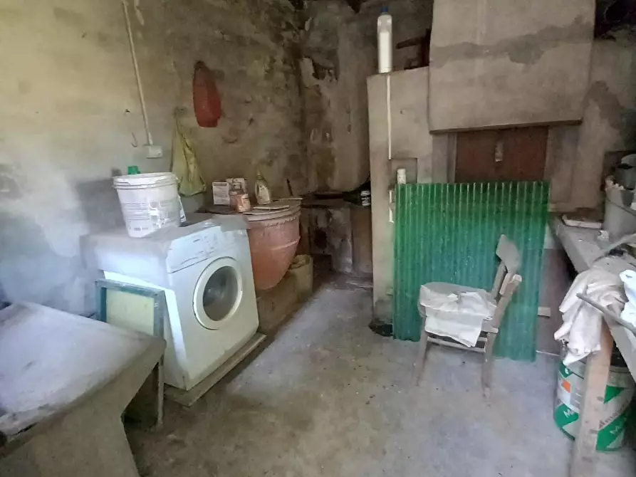 Immagine 5 di Deposito in vendita  a Lucca