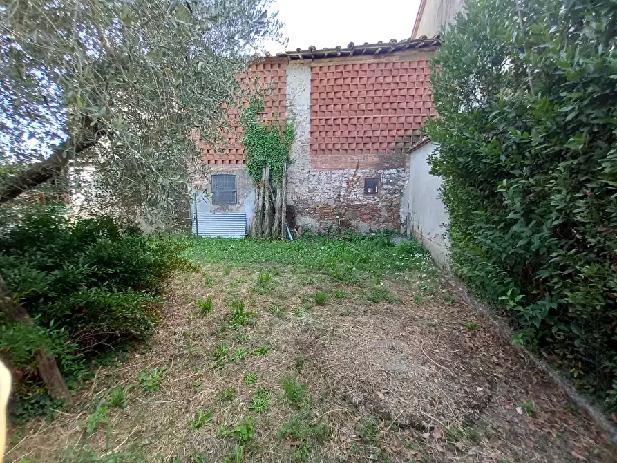 Immagine 2 di Deposito in vendita  a Lucca