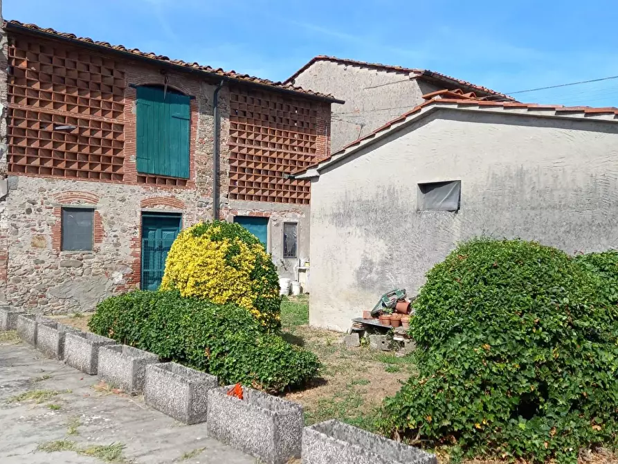 Immagine 7 di Deposito in vendita  a Lucca