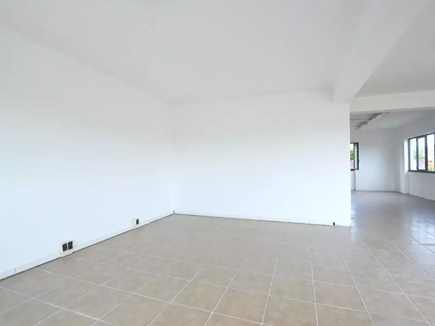 Immagine 9 di Negozio in vendita  a Porcari