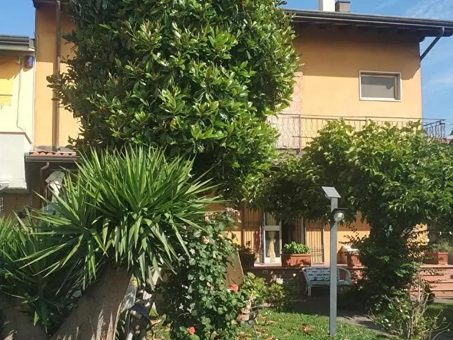 Immagine 1 di Casa semindipendente in vendita  a Massa