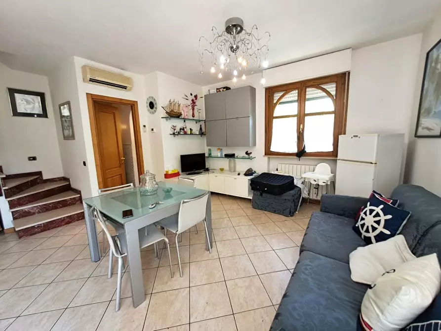 Immagine 3 di Casa bifamiliare in vendita  a Massa