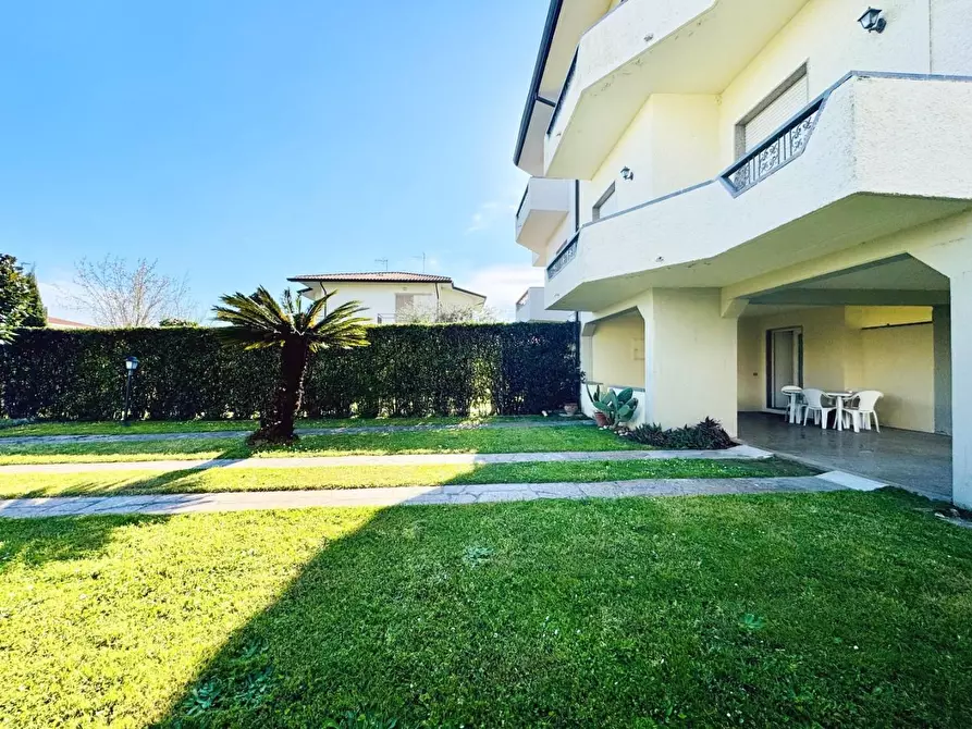 Immagine 56 di Casa trifamiliare in vendita  a Pietrasanta