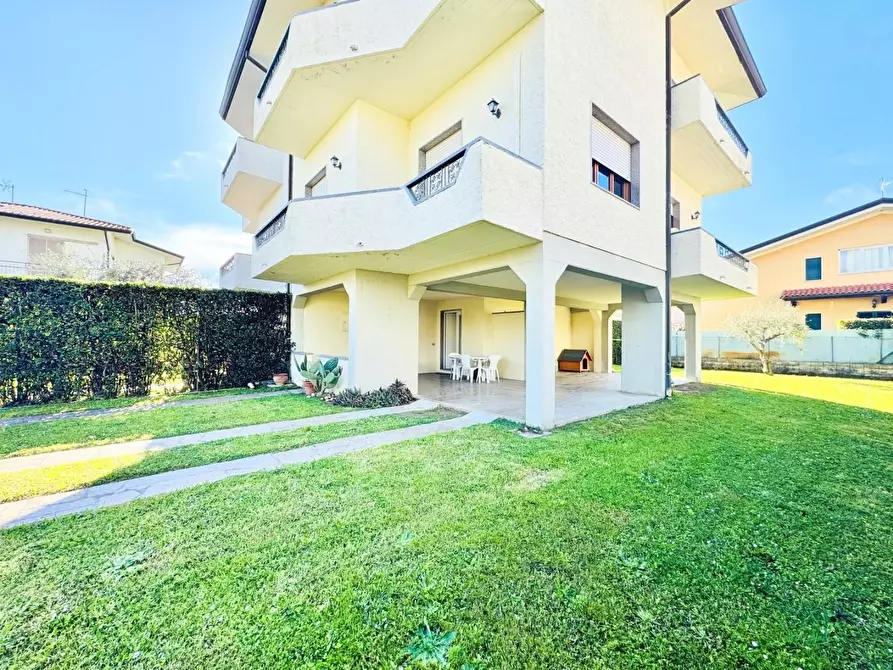 Immagine 55 di Casa trifamiliare in vendita  a Pietrasanta