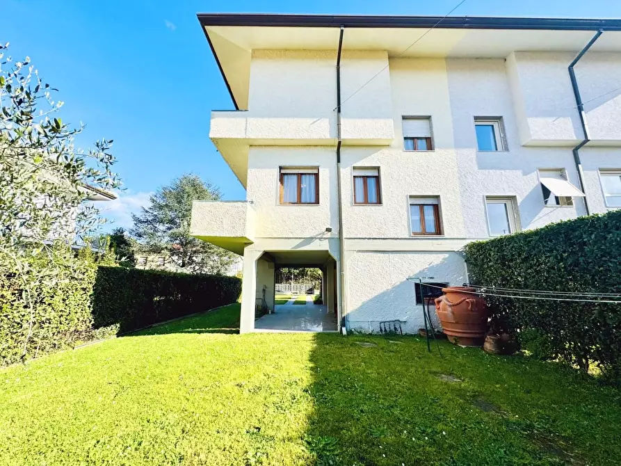 Immagine 59 di Casa trifamiliare in vendita  a Pietrasanta