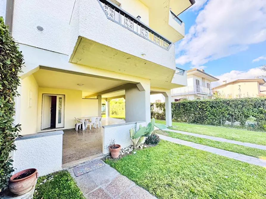 Immagine 54 di Casa trifamiliare in vendita  a Pietrasanta