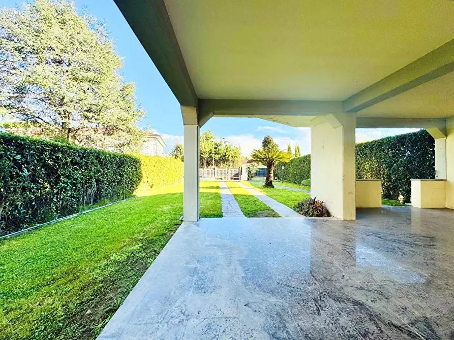 Immagine 60 di Casa trifamiliare in vendita  a Pietrasanta