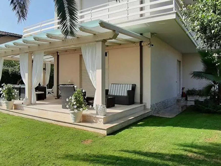 Immagine 2 di Villa in affitto  a Forte Dei Marmi