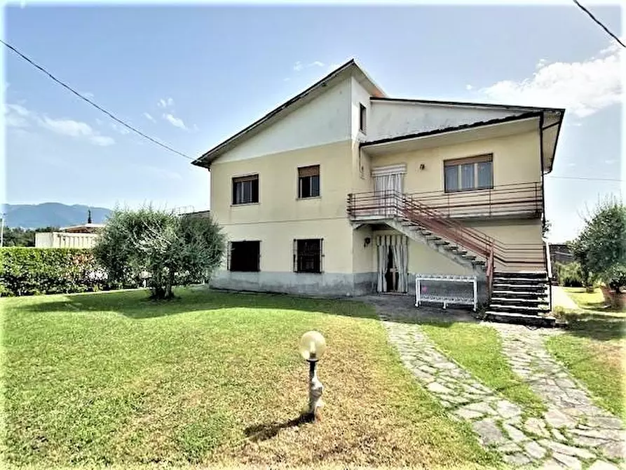 Immagine 1 di Villa in vendita  a Capannori