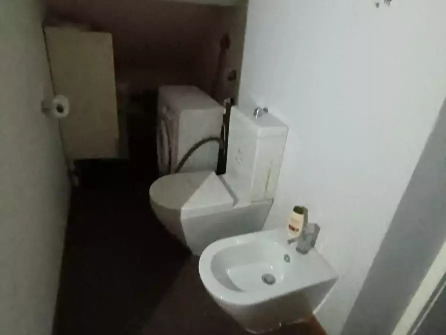 Immagine 17 di Ufficio in vendita  a Lucca